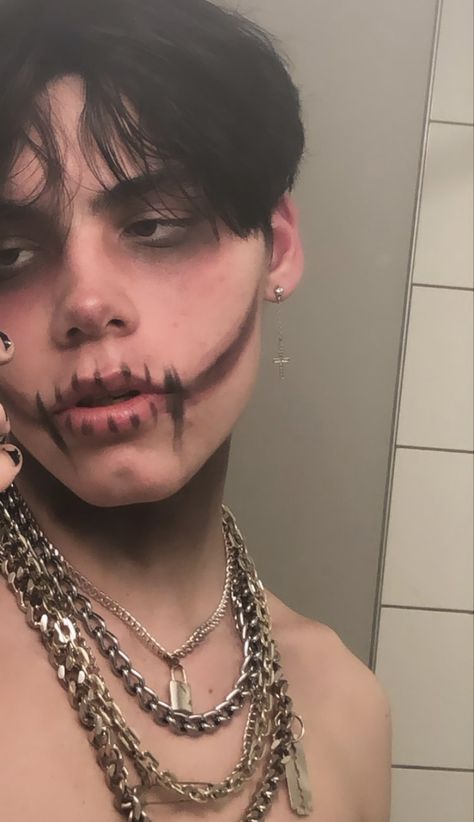 Piercings, Halloween