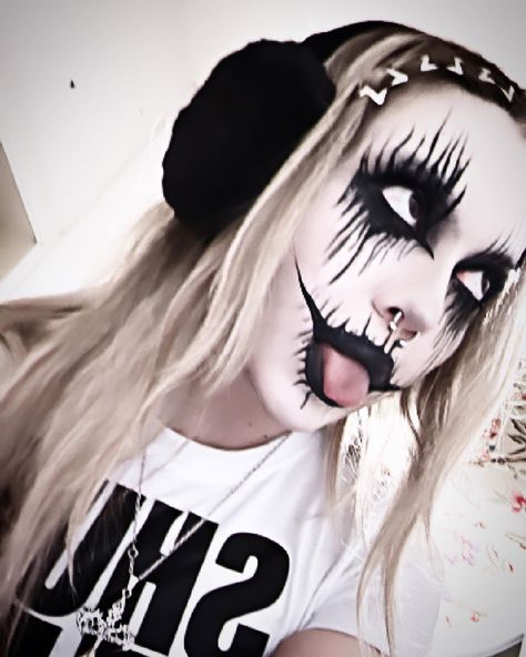 Corpse Makeup Metal, Emo Face Paint, Female Corpse Paint, Corpse Makeup Black Metal, Corps Makeup, Nu Metal Makeup, Metal Head Makeup, Corpse Paint Girl, Corpse Paint Ideas