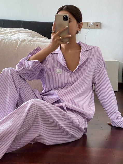 Conjunto de pijama casual de manga larga decorado con etiqueta tejida de rayas simples y pantalones de pijama Morado     Letras,A rayas Conjunto Pantalón No-Elástico Todo Women Sleep & Lounge, size features are:Bust: ,Length: ,Sleeve Length: Purple Pyjamas, Sleep Wear Aesthetic, Pyjamas Pants, Pijama Set, Purple Pajamas, Striped Pant, Cute Sleepwear, Sleeveless Knit Top, Black Dress Outfits