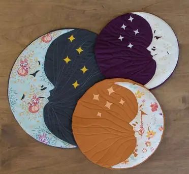 Free Quilt Pattern: Magical Moons Wall Art Witch Quilt, Circle Quilt Patterns, Moon Quilt, Circle Quilts, Moon Wall Art, Beginner Quilt Patterns, Halloween Quilts, Wall Quilts, Quilting For Beginners