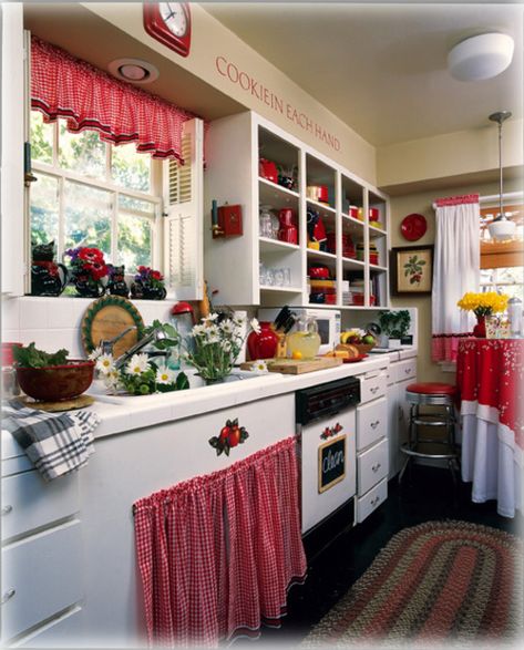 red and white gingham twisted rod covers, cabinet curtains, sm appliance covers/red throw rugs/black appliances/black and white tile floor, checkered/cabinets white- if open, black background in cabinets/gingham cabinet lining Kitty Bartholomew, Red Country Kitchens, Red And White Decor, Kitchen Decor Sets, Red And White Kitchen, Red Kitchen Decor, Vintage Kitchens, White Kitchen Decor, White Kitchens