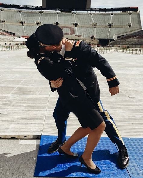 Spouse Aesthetic, Army Lover, Dream Relationship, Military Couples, Relationships Goals, Army Girlfriend, Military Love, Couples Photo