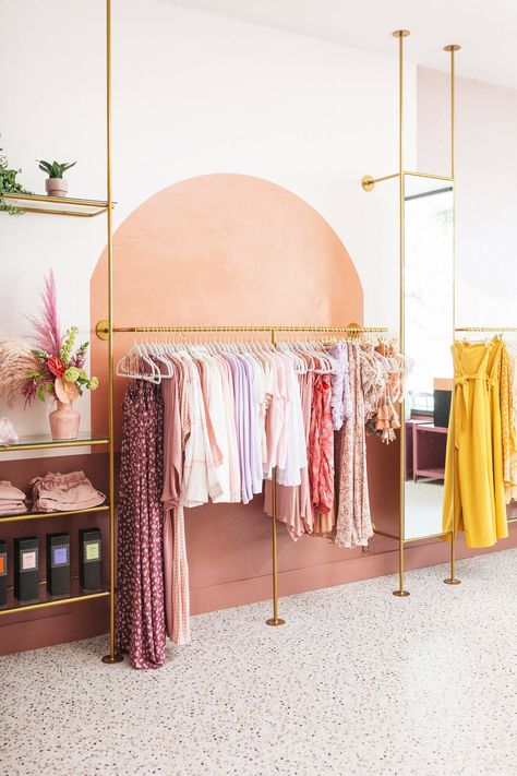 Fitting Room Aesthetic, Small Botique Interiors Ideas, Boutique Design Ideas, Clothing Boutique Interior Design, Wallpaper Boutique, Boutique Layout, Butik Design, Fashion Store Design, Dekorasi Bohemia