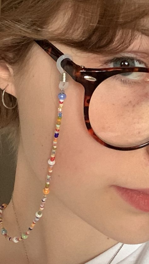 Fashion Details Aesthetic, Diy Beaded Glasses Chain, Glasses Strap Aesthetic, Glasses Chain Diy, Glasses Chain Aesthetic, Glasses Jewelry, Beaded Eyeglass Chain, Kalung Manik-manik, Eyeglass Jewelry