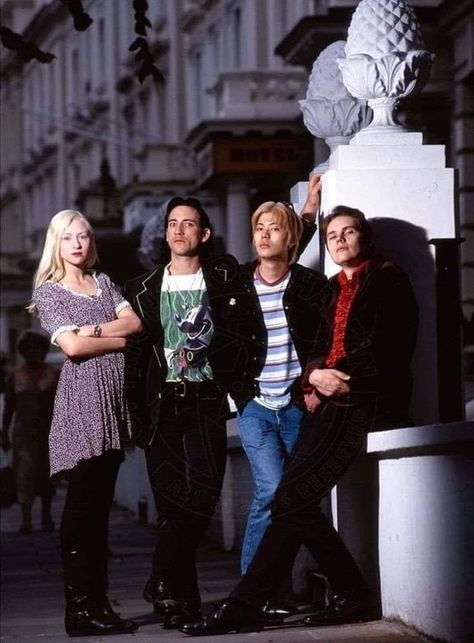 The Smashing Pumpkins 2000s Aesthetic Outfits, Smashed Pumpkin, James Iha, Mashrou Leila, Mellon Collie And The Infinite, Dark Feminine Style, Music Outfits, Weird Music, Billy Corgan