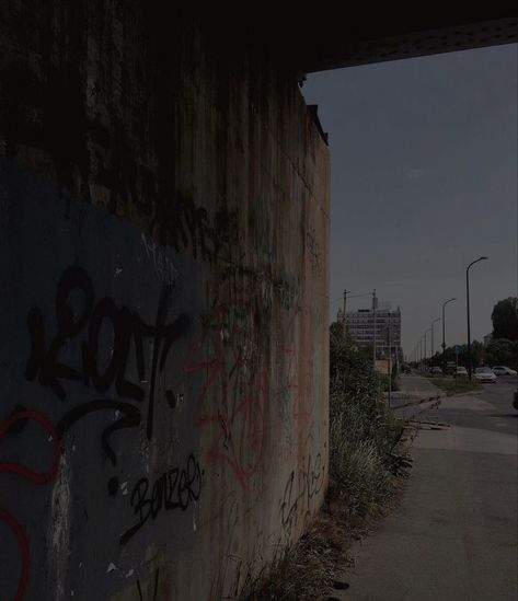 Dark City Street Aesthetic, Graffiti Dark Aesthetic, Dark Graffiti Aesthetic, Unsafe Aesthetic, Grunge Vibes Aesthetic Dark, Grunge Street Aesthetic, City Graffiti Aesthetic, Grunge Life Aesthetic, Dark Streets Aesthetic