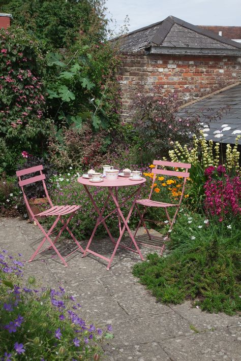 Garden Ideas Uk, Cottage Patio, Small Courtyard Gardens, Small Patio Garden, Garden Walkway, Wildflower Garden, Flowers Wallpaper, Small Garden Design, Back Gardens