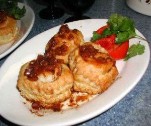 Garlic Shrimp and Scallops Meatball Wellington, Cheese And Puff Pastry, Puff Pastry Recipes Savory, Puffed Pastry, Puff Pastry Shells, Wellington Recipe, Scallops Recipe, Scallop Recipes, Pastry Shells