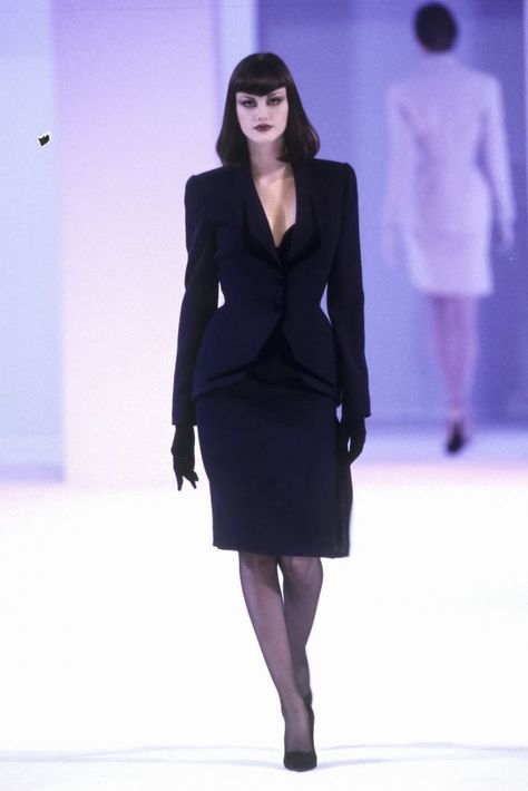 Thierry Mugler - Fall 1998 RTW Thierry Mugler 90s, 19s Fashion, Mugler 90s, Nanny Outfit, Stylish Business Outfits, Outrageous Fashion, 90s Runway, 90s Runway Fashion, Dark Grunge