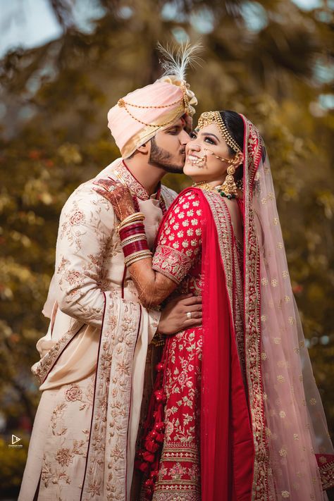 Couple Poses On Wedding Day, Cupples Poses, Couple Pose For Wedding, Cute Couple Indian Wedding Pictures, Wedding Couple Photoshoot, Hindu Wedding Photos, Wedding Photography India, Indian Wedding Pictures, Bride Groom Photoshoot