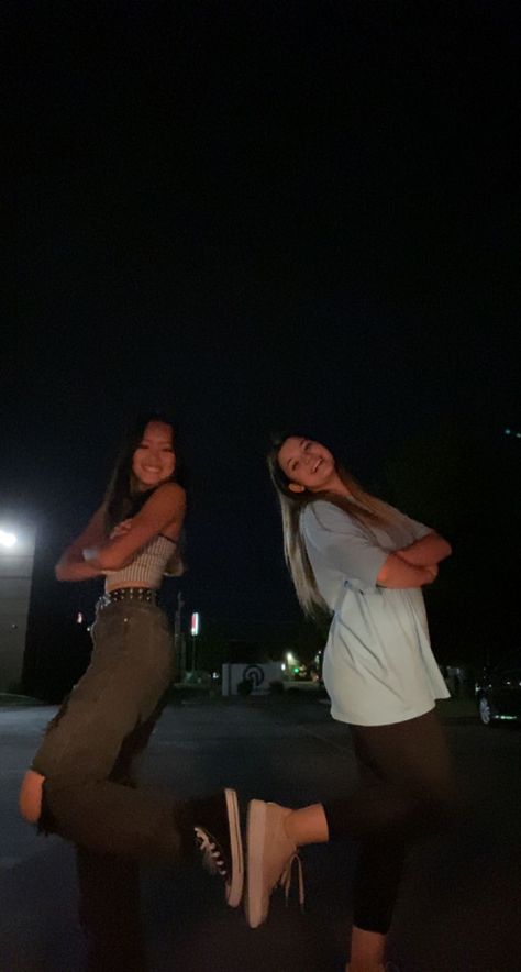 Best Friends Parking Lot Pictures, Asthetic Besties Pic, Photo Ideas To Do With Your Best Friend, Night Time Photoshoot Ideas With Friends, Asthetic Poses For Besties, Park Asthetic Picture, Asthetic Photos Poses With Friends, Dou Poses Friends, Bff Asthetic Picture