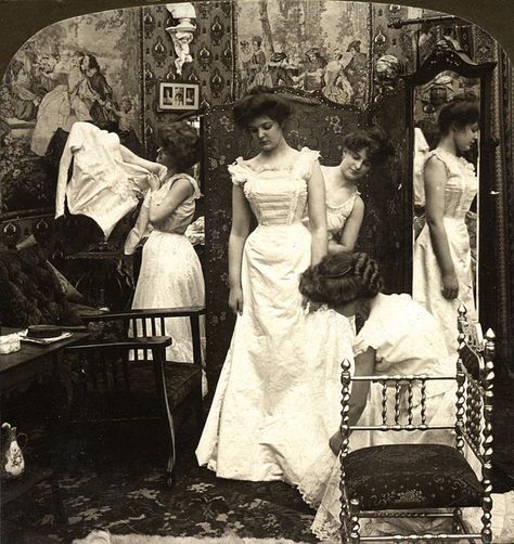 "A rare behind the scenes glimpse of a rather serious looking Victorian (1890s) bride who is being dressed for her big day." Victorian Bride, Three Women, Victorian Wedding, Foto Art, Photo Vintage, Vintage Bride, Antique Photos, White Photo, Vintage Pictures