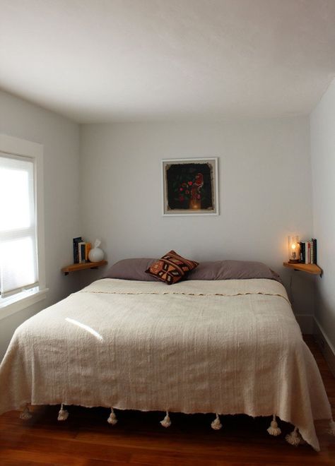 Way to handle a small bedroom with a King Sized bed - Needs a bigger piece of art over it, or a nice head board, or both. Small Bedroom King Bed Layout, King Bed Small Room, Remodeling Videos, Apartment Therapy Small Spaces, Bedroom Remodeling, Small Bedroom Remodel, King Sized Bedroom, Cama King Size, Lit King Size