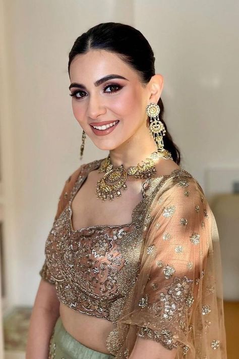 Golden Dress Makeup, Makeup Looks For Engagement, Rodeo Hairstyles, Golden Makeup Look, Black And Golden Dress, Indian Fashion Show, Latest Bridal Makeup, Brown Makeup Looks, Casual Bridal Dress