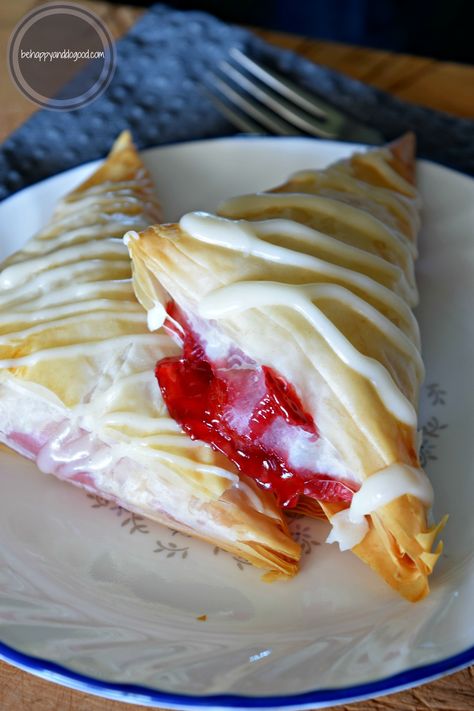 Philo Dough, Cherry Turnovers, Puff Pastry Recipes Dessert, Phyllo Dough Recipes, Phyllo Recipes, Pastries Recipes Dessert, Chocolate Chip Granola Bars, Turnover Recipes, Puff Pastry Desserts