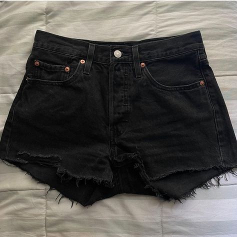 Levi’s 501 shorts! Black Shorts Jeans, Black Shorts Aesthetic, Jean Shorts Aesthetic, Black Jean Shorts Outfit, Black Jeans Shorts, Cute Black Shorts, Black Levi Shorts, Jean Shorts Black, Obx Dr