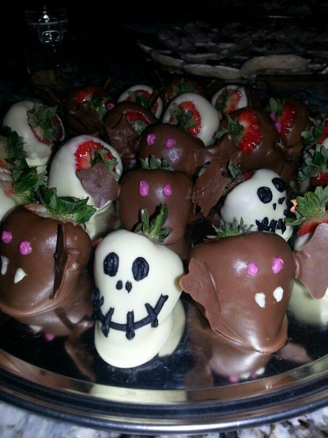 Chocolate covered strawberries bats and skulls Strawberry Skull, Halloween Food Decorations, Halloween Snacks, Covered Strawberries, Chocolate Strawberries, Chocolate Covered Strawberries, Food Decoration, Pretzels, Chocolate Covered