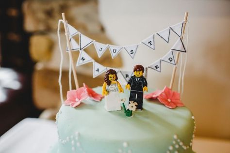 Topper Lego, Lego Wedding Cake, Lego Wedding Cakes, Lego Cake Topper, Cake Lego, Lego Wedding, Fancy Wedding Cakes, Types Of Wedding Cakes, Wedding Cakes Ideas