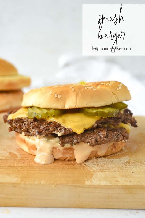 Create a restaurant style Smash Burger at home in minutes and for a lot less money.  You are going to love the crispy brown crust that forms as the burger cooks so quickly. Homemade Big Mac Sauce, Juicy Lucy Burger, Teriyaki Burgers, Smash Burger Recipe, Blackstone Recipes, Best Burger Recipe, How To Cook Burgers, Burger Sauce, Leigh Anne