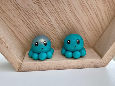 "Add a splash of whimsical charm to your desk decor with this adorable little teal octopus figurine. Handcrafted out of polymer clay with meticulous attention to detail, this miniature sea creature features vibrant shades of teal and big adorable anime style eyes. Whether you're longing for a touch of the ocean or simply seeking a unique conversation piece, this enchanting figurine is sure to make a delightful addition to any workspace. Embrace the joy of the sea with this captivating little teal octopus figurine with optional habitat. Squeezing and molding the kinetic sand is very calming and can help you ground yourself when overwhelmed. And when you're done playing with the sand, just return it to your little friend's habitat and close the lid to keep the dust out.   *can be purchased a Simple Clay Characters, Small Clay Figures Ideas, Clay Inspo Ideas, Simple Clay Figures, Clay Toys Ideas, Polymer Clay Sea Creatures, Polymer Clay Tutorial Step By Step, Small Clay Figures, Mini Clay Figures