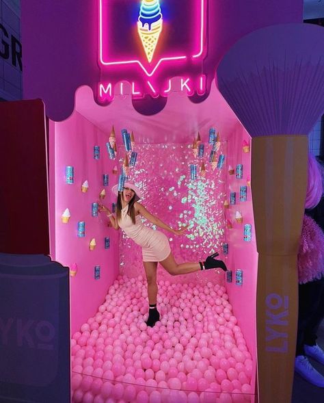 Pop Up Photo Booth, Selfie Room Photo Booths, Selfie Museum Outfit, Selfie Stand Decoration, Selfie Studio Ideas, Selfie Zone Decoration, Selfie Booth Ideas, Selfie Museum Ideas, Selfie Room Ideas