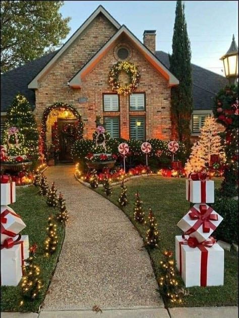 Xmas House Decorations Outside, Outdoor Christmas Light Displays, Christmas Exterior, Christmas Outdoor Decor, Nightmare Before Christmas Tattoo, Boredpanda Viral Pins, Christmas Lights Outside, Outdoor Christmas Decoration Ideas, Cozy Up Your Home