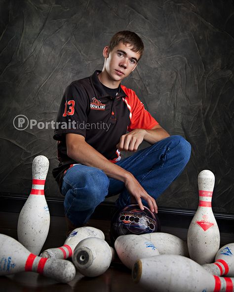 Bowling Pictures, Senior Photos Boys, Senior Photoshoot Poses, Senior Boy Poses, Senior Year Of High School, Male Senior Pictures, Senior Photography Poses, Senior Pictures Boys, Senior Guys