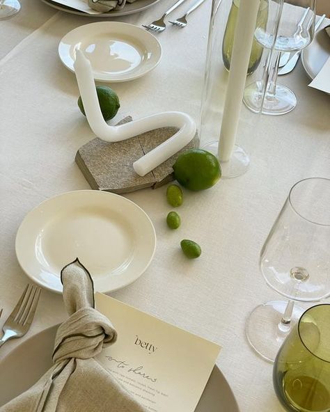 Minimal White Wedding, Minimal Table Setting, White Wedding Table Decor, White Wedding Table, Minimal Table, Dinner Setting, Spring Dinner, Wedding Design Decoration, Wedding Table Decor