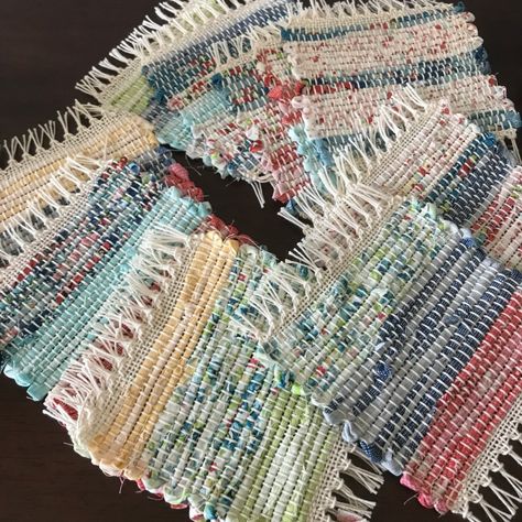 Handwoven Mug Rugs, Small Weaving Projects, Weaving Coasters, Weaving Placemats, Braid Wrap, Weaving Workshop, Mini Weaving, Using Fabric Scraps, Rigid Heddle Weaving Patterns