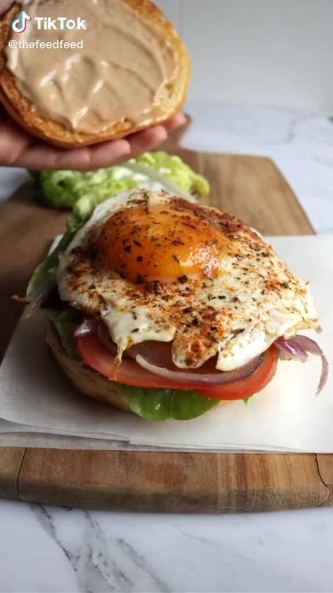 New take on the old egg sandwich! Egg Burger Recipe, Breakfast Burger Ideas, Home Made Burgers Recipe, Breakfast Ideas Tiktok, Burger With Egg, Breakfast Tiktok, Breakfast Burger Recipe, Breakfast Hamburger, Food Tiktok