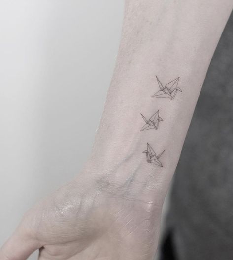 Paper Crane Tattoo, Small Geometric Tattoo, Best Small Tattoos, Beautiful Tattoo Designs, Origami Tattoo, Crane Tattoo, Animal Geometric, Tattoos Sleeve, Tattoos Men