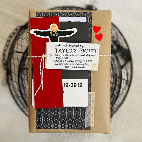 Reputation-era-TS-inspired blind date with a book gift. Blind Date With A Book Taylor Swift, Taylor Swift Valentines Box Ideas, Blind Date With A Book Ideas, Gifts For Swifties, Book Gift Basket, Taylor Swift Clean, Swiftie Birthday, Galentines Valentines, Ya Romance