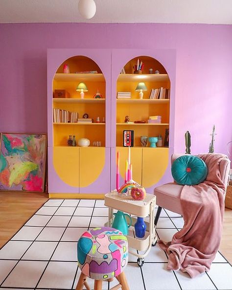 5 Unexpected Retro Trends Interior Designers are Reviving for 2024 | SampleBoard Blog Funky Shelves, Vintage Maximalist Decor, Retro Interior Design, Fotografi Digital, Pastel Designs, Modern Home Design, Pastel Room, Deco Originale, Maximalist Decor