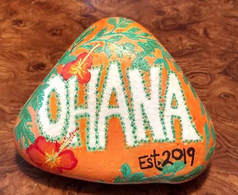 Hawaii Rock Painting Ideas, Hawaii Painted Rocks, Ohana Painting, Stanley Bottle, Rock Animals, Rocks Painting, Garden Rocks, Christmas Rocks, Garden Rock Art