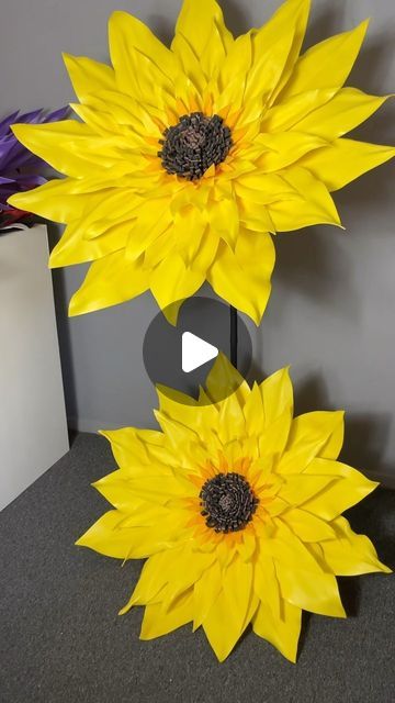 XLDecorations - Large Flowers & Wings on Instagram: "Giant sunflowers🌻 To order DM 🌻🤍 . . #diy #handmade #sunflowers #decorations #events #ukevents #uk #london #sunflowers #partydecor #eventdecor #wedding #craft #yellow #setup #walldecor #giantflowers #largeflowets #bigflowers #festival #shopdisplay #homedecor #decorideas" Sunflowers Decorations, Yellow Baby Shower Decorations, Big Umbrella, Giant Sunflower, Sunflower Crafts, Paper Sunflowers, Diy Baby Shower Decorations, Baby Shower Yellow, Giant Flowers