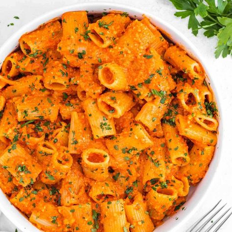 Roasted Red Pepper Pasta - Plant Based School Hungry Root, Pasta Recipe Creamy, Red Pepper Pasta Sauce, Hummus Pasta, Broccoli Pasta Recipe, Red Pasta, Cauliflower Pasta, Plant Based School, Roasted Red Pepper Pasta