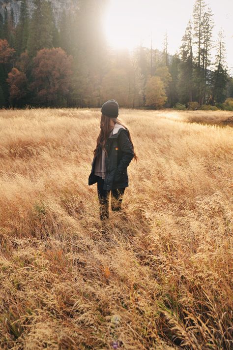 » fall » autumn equinox » candied apples » carved pumpkins » harvesting » sweater weather » hayrides » mabon & samhain » halloween & thanksgiving » leaves changing & falling » Nature People, Dark Portrait, Foto Tips, Wild Nature, Parkour, Photography Inspo, In The Middle, Plein Air, The Great Outdoors