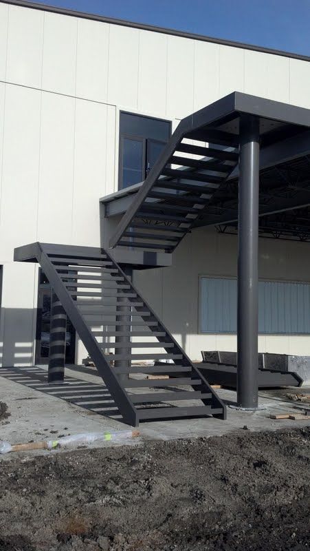 Staircase Steel Design, Metal Outdoor Stairs, Outdoor Metal Staircase Design, Steel Staircase Design Outdoor, Steel Staircase Design Modern, Metal Stairs Outdoor, Iron Stairs Design, Outdoor Staircase Design, Steel Staircase Design