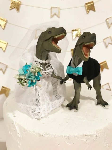 Dino Wedding Cake, Nature Wedding Cake, Wedding Cake Nature, Animal Wedding Cake, Dinosaur Wedding Cake, T Rex Cake, Dinosaur Wedding, Animal Wedding, Cake Bouquet