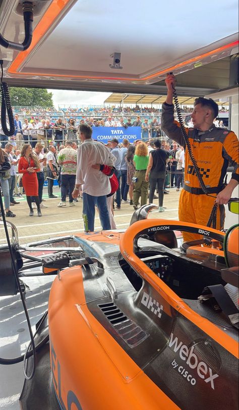 Female F1 Driver Aesthetic Mclaren, Race Engineer Aesthetic, F1 Engineer Aesthetic, Mclaren Aesthetic F1, Mclaren Girl, F1 Lifestyle, I Need Motivation, Loving Him Was Red, Mclaren Formula 1