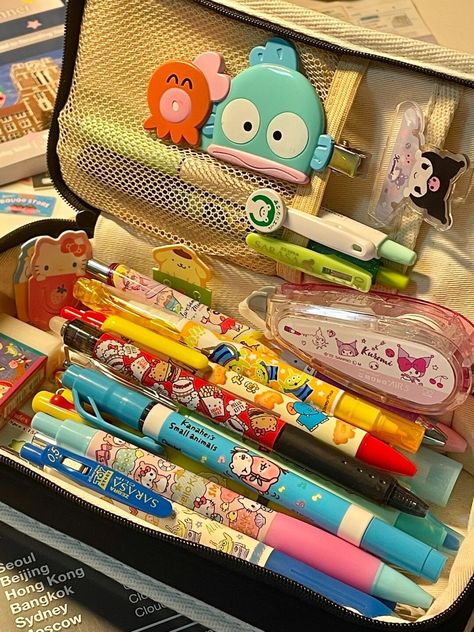 Pretty School Supplies, Cute Stationary School Supplies, School Bag Essentials, Cute School Stationary, Inside My Bag, Study Stationery, Stationary School, Cute Stationary, Cute School Supplies