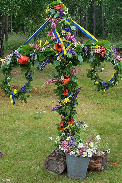 Midsummer - Midsummer / AND May Day (May 1st) the ribbons represent the flag -- this one is Swedish -- the 2 wreaths hang on the T shape pole -- w/vines flowers wrapped around it all -- There's a ribbon winding around to music with Folk in National Costumes from their regions. Swedish Traditions, Swedish Girls, Sweden Travel, Scandinavian Countries, Swedish Style, May Days, Nordic Countries, How To Wrap Flowers, Hanging Wreath