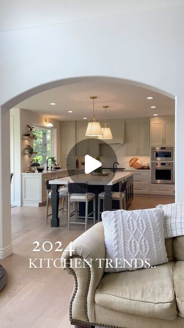 ᴏᴀᴋ ʜᴇᴀʀᴛʜ ʜᴏᴍᴇs on Instagram: "The 2024 kitchen trends are coming… 👇🏼 With the new year coming around that means new trends, new styles, and more beautiful kitchens coming 🙌🏼 Here are a few trends we see sticking around in 2024 that we are in love with! • Quartz backsplash - One of our favorites of this year by far is the quartz backsplash! Taking the countertops you chose and using it as your backsplash gives such a clean look, no grout lines, amazing veining blending as well if done properly! And it is such a clean and beautiful look! • Multicolor cabinets - we have been working this into most of our designs this year and next year won’t be any different. Having complimentary or contrasting colors in your kitchen is an amazing design advantage! And it looks amazing! • Gold hardwar Gold Har, Organic Modern Kitchen, Luxury Kitchen Decor, Quartz Backsplash, 2024 Kitchen, Cream Kitchen, Kitchen Transformation, Kitchen Crafts, Kitchen Trends