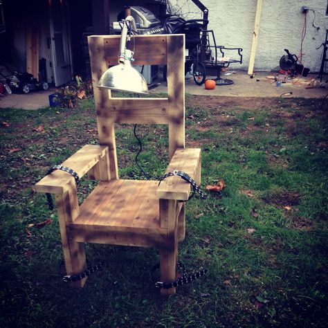 Halloween Electric Chair, Insane Asylum Halloween, Halloween Comics, Asylum Halloween, Halloween Party Scary, Scary Halloween Decorations Outdoor, Scary Halloween Decorations Diy, Electric Chair, Halloween Photo Booth