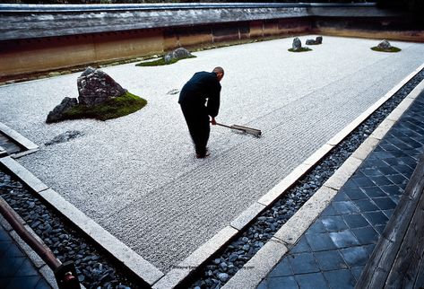 Ryoanji, Zen Temple, Japanese Rock Garden, Japanese Style Garden, Zen Rock Garden, Zen Rock, Temple Gardens, Zen Garden Design, Garden Rake