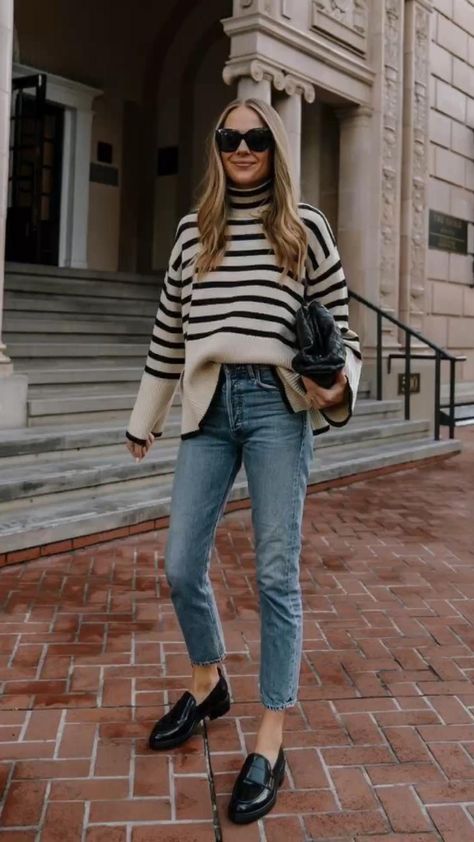 Black Loafers Outfit, Striped Sweater Outfit, Trendy Mom Outfits, Mom Cut, Chique Outfit, Loafers Outfit, Oversized Striped Sweater, Mode Tips, White Striped Sweater