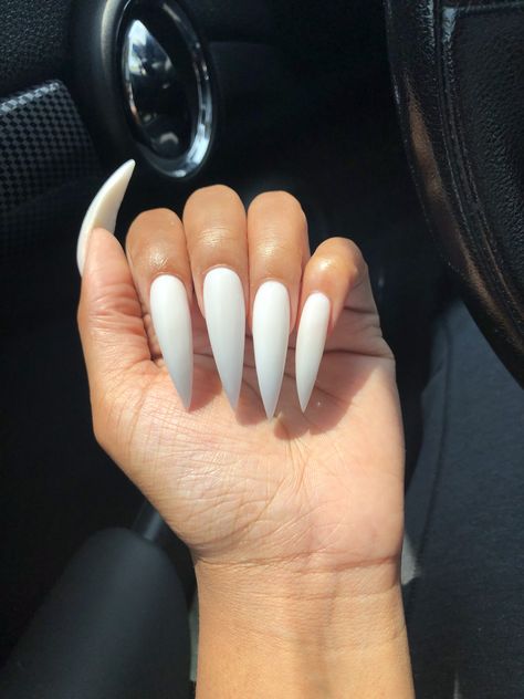 long white acrylic nails 🤩 Pointy Acrylic Nails, Long White Nails, White Stiletto Nails, Acrylic Nails Natural, Acrylic Nails Stiletto, Natural Nail Art, Long Stiletto Nails, Glitter Manicure, Stiletto Nail Art