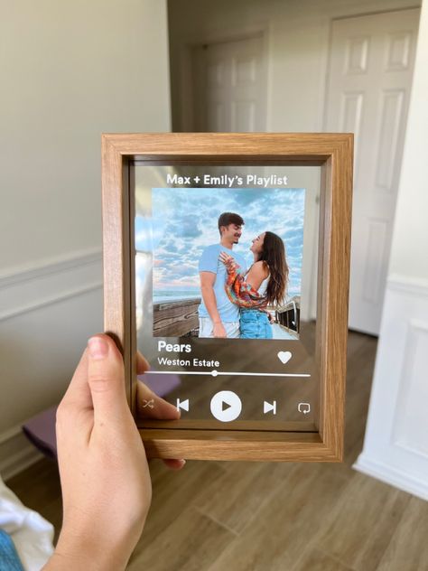 Creative Gift Ideas For Boyfriend, Boyfriend Picture Frame, Diy Spotify, Cool Gifts For Boyfriend, What To Get Your Boyfriend, Gift Ideas For Boyfriend, Music Wedding, Handmade Gifts For Boyfriend, Couple Design