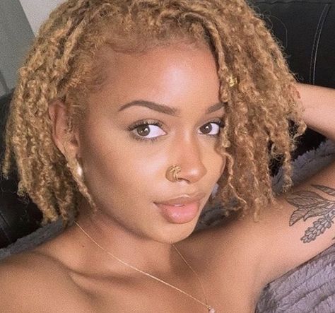 Blonde Dreads, Natural Hair Short Cuts, Hair Color Options, Short Locs Hairstyles, Dyed Hair Inspiration, Afro Textured Hair, Honey Blonde Hair, Dreadlock Hairstyles, Hair Crush