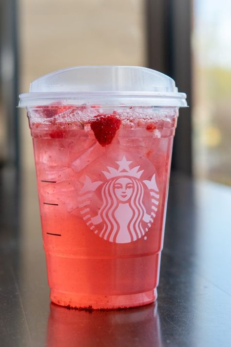 Starbucks Strawberry Acai Refresher, Passion Tea Lemonade, Best Starbucks Drinks, Strawberry Acai Refresher, Starbucks Matcha, Starbucks Tea, Starbucks Vanilla, Starbucks Strawberry, Matcha Green Tea Latte